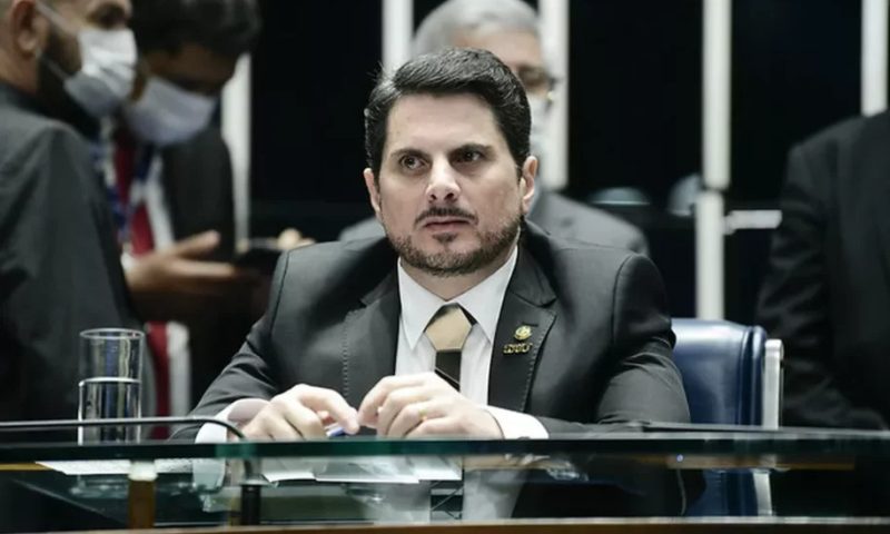 Marcos do Val muda versão, tenta isentar Bolsonaro e recua de renúncia