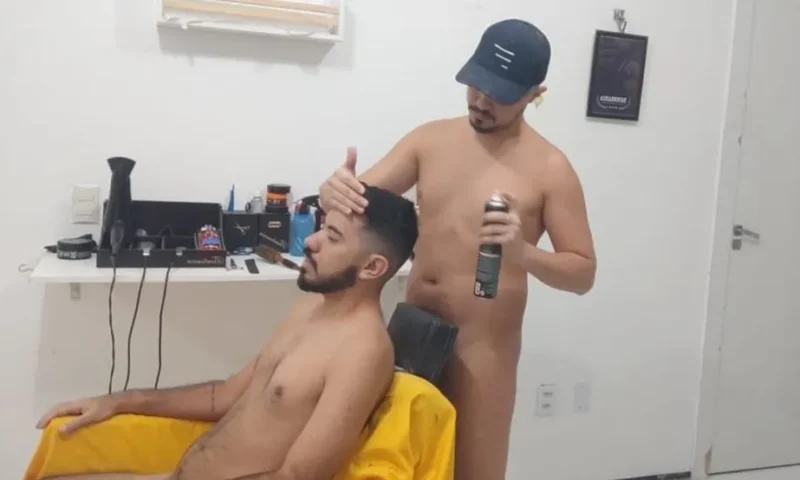 Todo mundo pelado: barbearia naturista criada na pandemia faz sucesso no Ceará