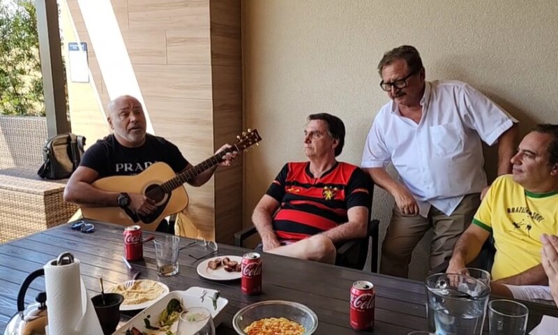 VIDEO:Ao lado do ex-presidente da Caixa, Bolsonaro chora com música de cantor sertanejo