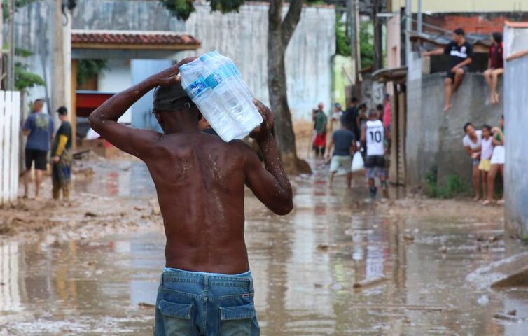 Em meio a tragédia,comerciantes cobram até R$ 93 por litro de água em São Sebastião,SP