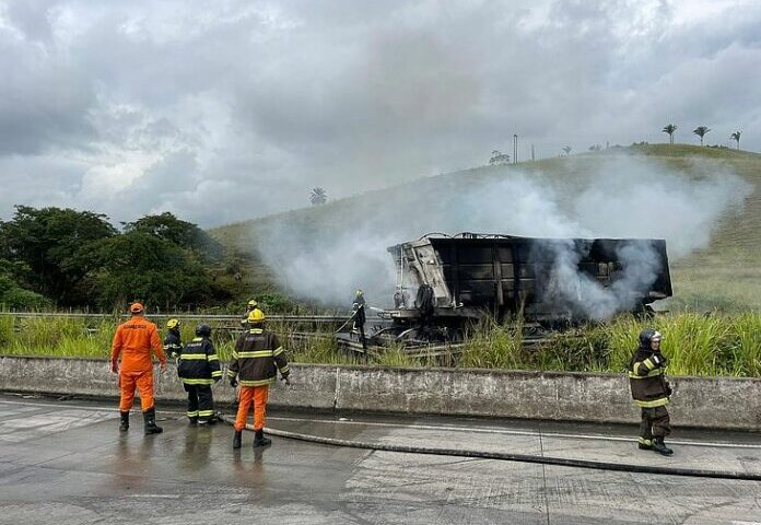 Trecho da BR-101 vai ficar interditado durante parte da manhã para remoção de veículo, diz PRF
