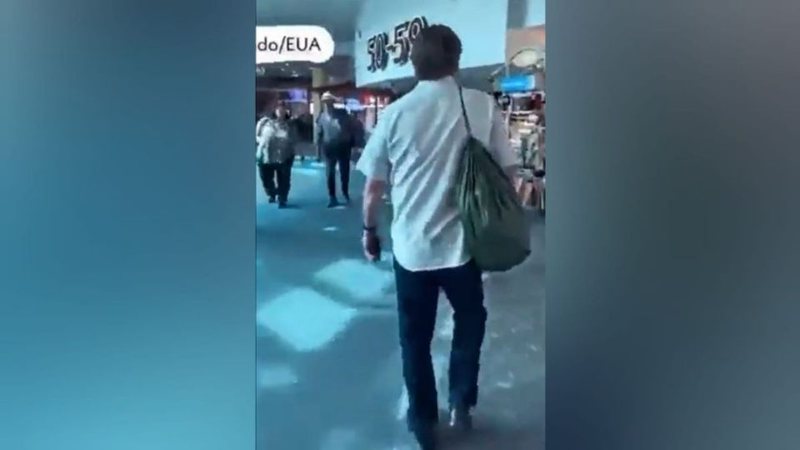 VÍDEO: Segurando uma mochila, Bolsonaro deixa mansão em Orlando e toma destino inusitado