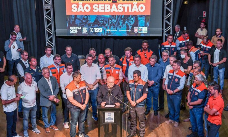 Em São Sebastião, Lula promete reconstrução de casas em áreas seguras