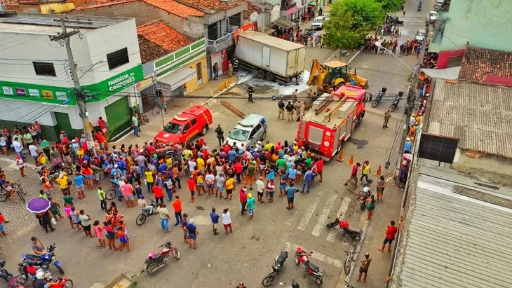 Duas pessoas morrem após caminhão desgovernado atingir veículos e estabelecimento em São Caetano