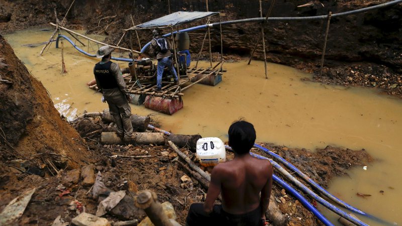 Garimpeiros pedem socorro ao governo para sair de terra Yanomami