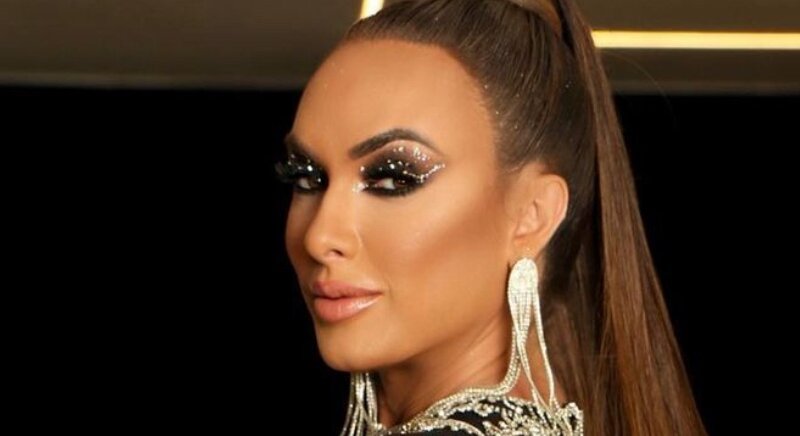 FAMOSA:Nicole Bahls abusa da transparência em “look especial”