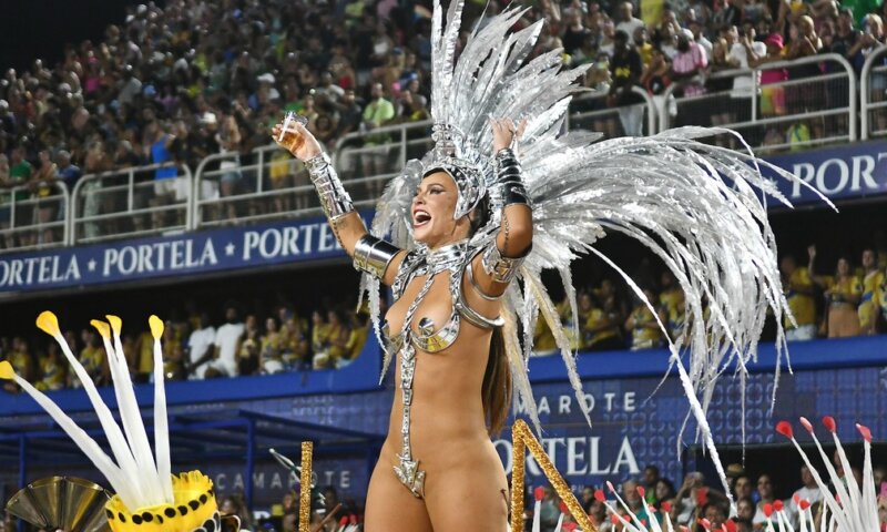 Paolla Oliveira volta à Sapucaí usando o mesmo look ousado durante o desfile das Campeãs