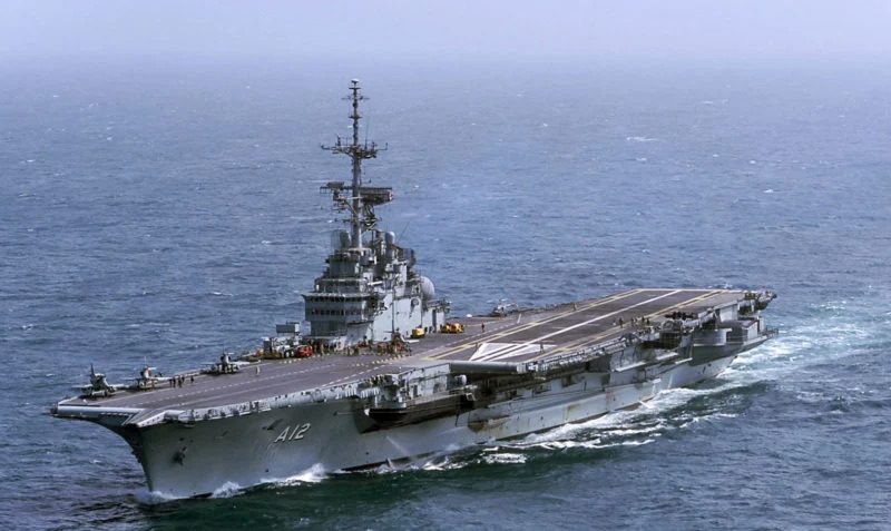 Após meses de impasse, Marinha afunda o porta-aviões
