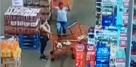 VIDEO:Homem joga carrinho de compras na cabeça de mulher em supermercado