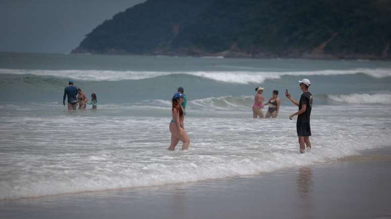 Turistas voltam às praias em São Sebastião após tragédia; Prefeitura pede empatia com vítimas