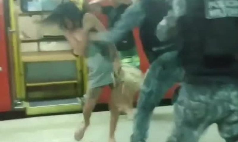 VÍDEO:mulher é agredida no rosto por policial militar em terminal de ônibus no Recife