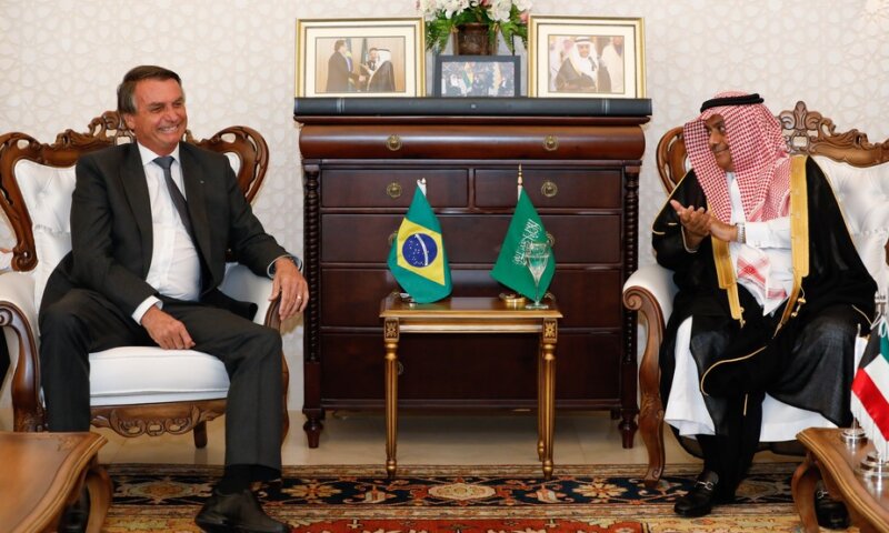 Bolsonaro e embaixador saudita se viram no dia de voo que trouxe joias