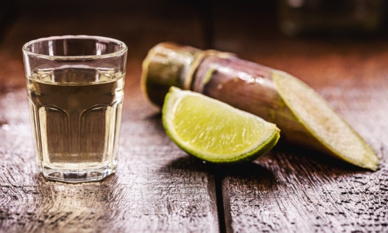 Homem morre ao beber garrafa de cachaça durante aposta em bar