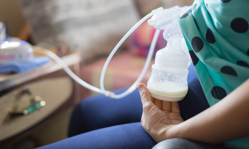 Mães vendem leite materno para homens por até R$ 480 na web