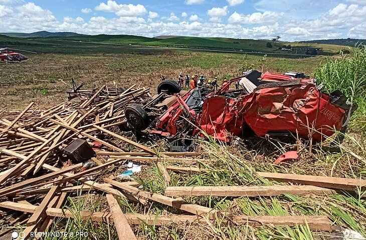Casal morre em acidente de caminhão ao capotar em uma curva da rodovia BR-104