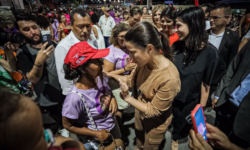 Raquel Lyra sai do Palácio para receber pauta de reivindicações pelos direitos das mulheres