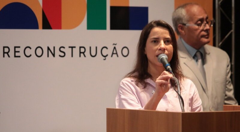 VIDEO:Raquel Lyra é cobrada ao vivo pela falta de merenda nas escolas durante evento