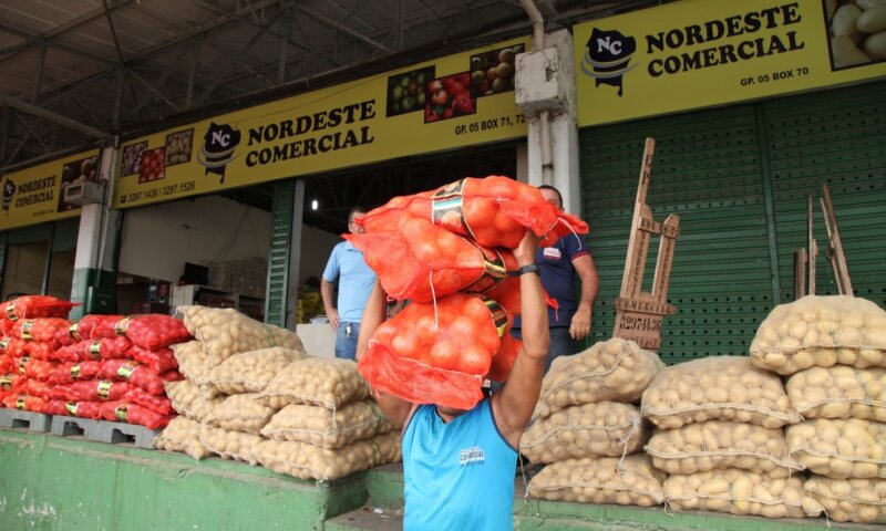 Preços da batata, cebola e tomate têm queda no atacado;cenoura e alface sobem