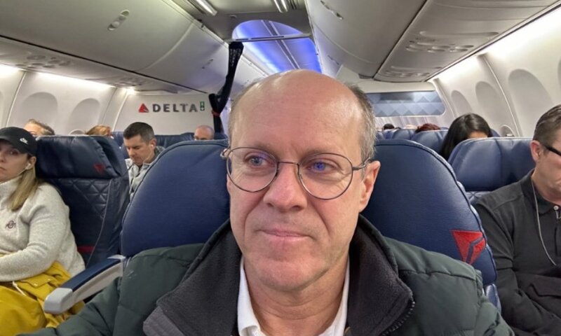 Magnata oferece US$ 100 mil para passageira de avião viajar sem máscara, mas a oferta é recusada