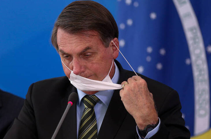 Bolsonaro divulga fake news de que vacinas podem afetar testículos