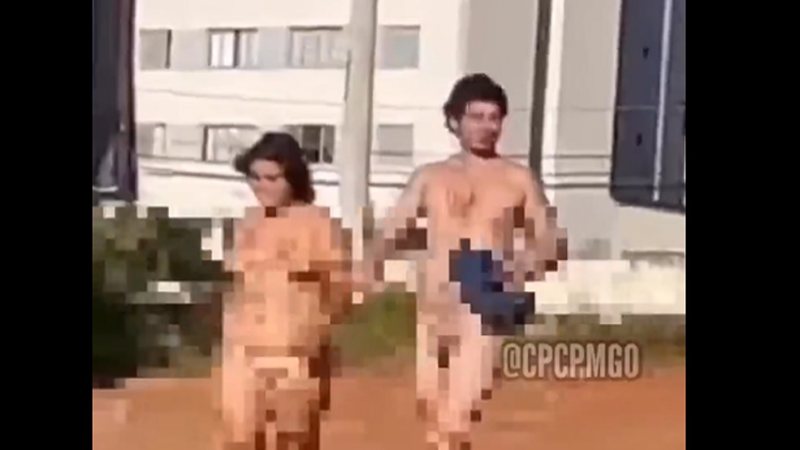 VÍDEO: Casal anda nu e atira pedras em salão de beleza que invadiu