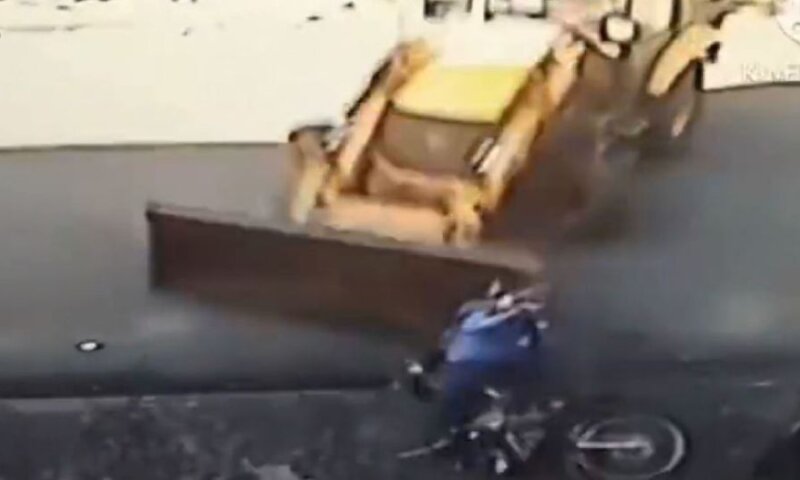 VÍDEO -Imagens fortes:Homem atropela e mata colega de trabalho com retroescavadeira