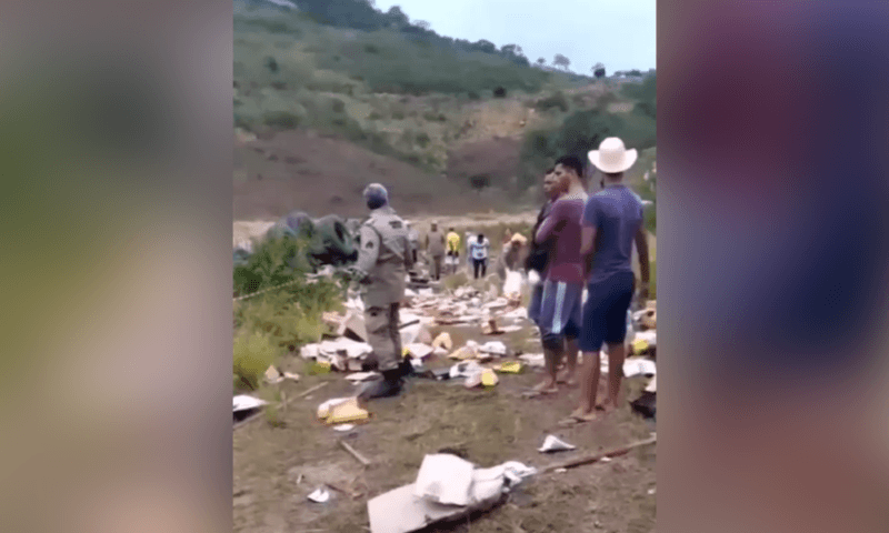 Pessoas saqueiam caminhão que tombou e Bombeiro reage:”Isso é roubo”