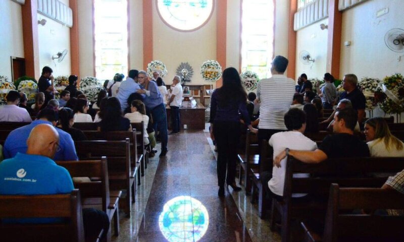 Corpo de Rebeca, esposa do secretário Daniel Coelho, é sepultado