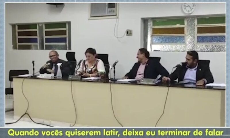 VIDEO: Vereador manda professoras pararem de ‘latir’ durante sessão e gera revolta