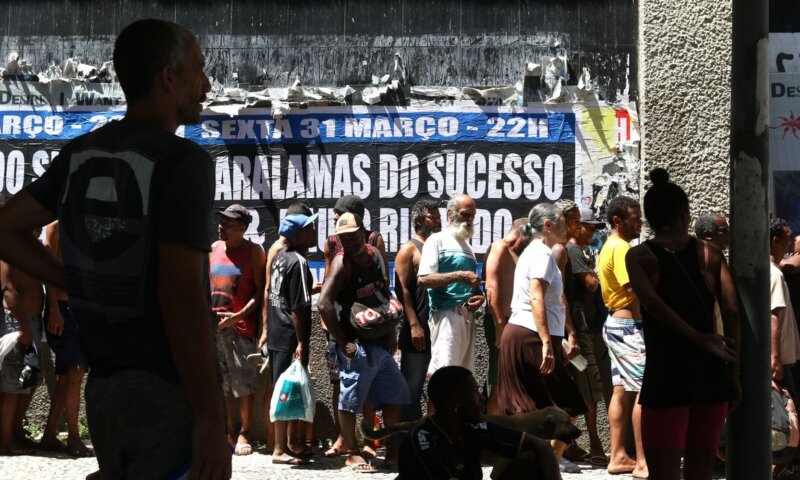 No Rio, “fila da fome” reúne pessoas sem teto em busca de comida