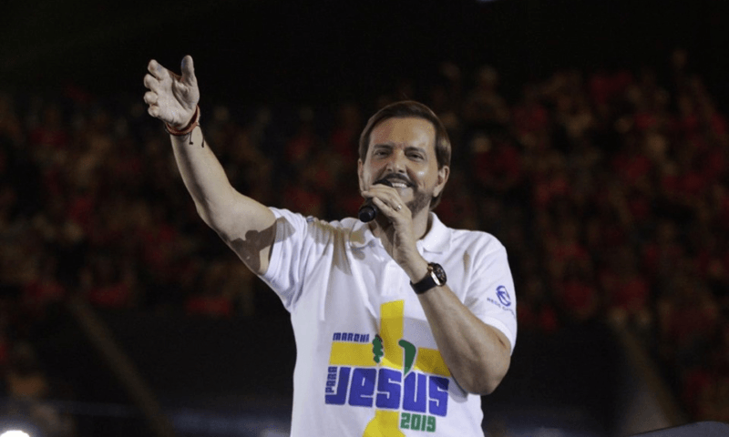 Estevam Hernandes, líder da Renascer, diz que esposa cansada não deve negar sexo