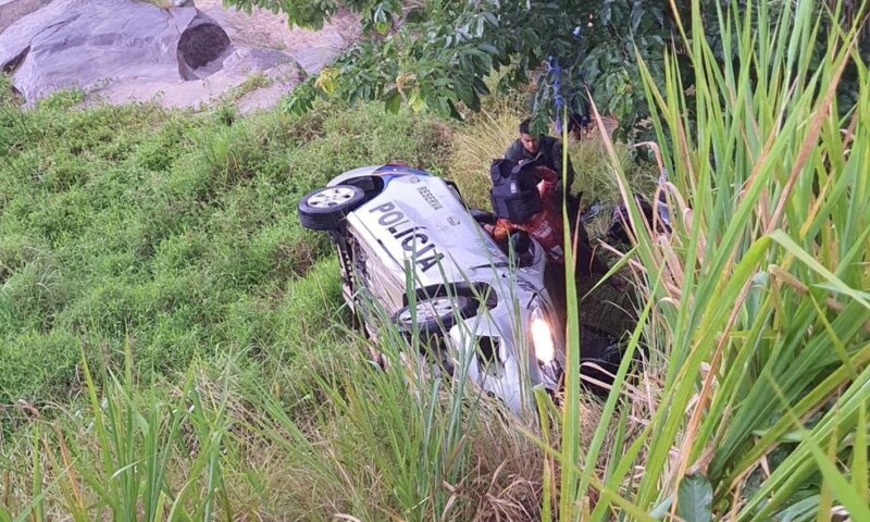 Viatura da PM capota na PE-120, em Belém de Maria