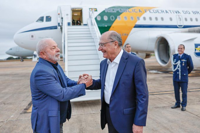 Lula embarca para viagem oficial à China