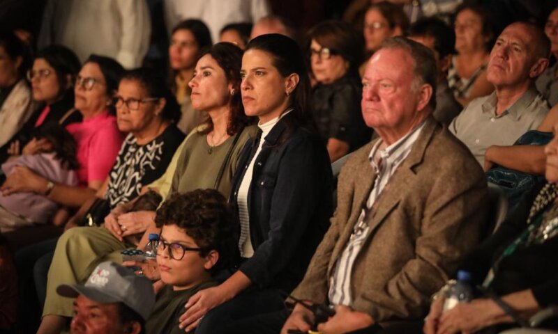 Raquel Lyra prestigia pré-estreia da Paixão de Cristo e vistoria obra da PE-145