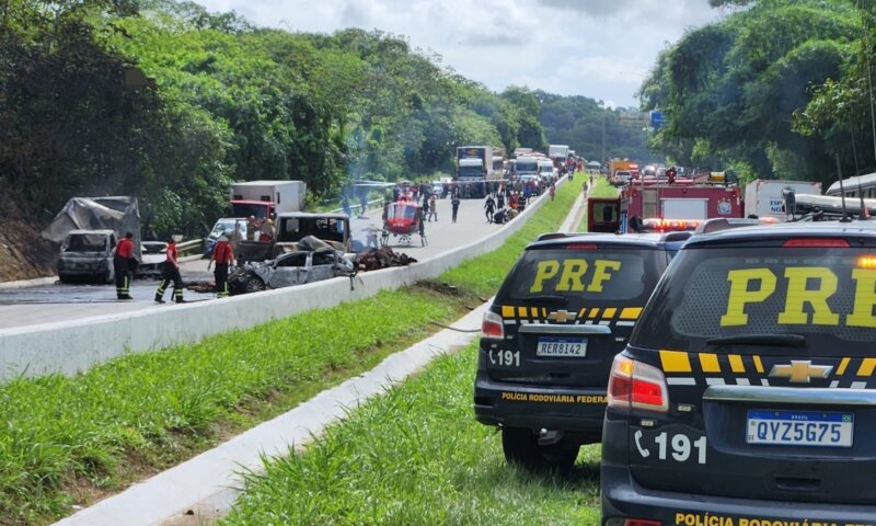 Engavetamento com 12 veículos, sendo seis caminhões, deixa vários feridos na BR-408