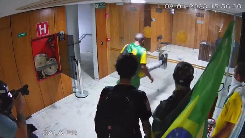 Golpistas tentaram invadir o gabinete de Lula, mas desistiram ao perceber que a porta é blindada