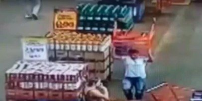 Homem que jogou carrinho de compras em mulher dentro de supermercado é preso