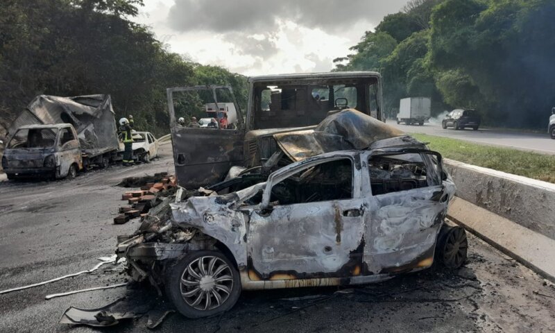 Sobe para 14 número de feridos de acidente com 15 veículos na BR-408, no Grande Recife