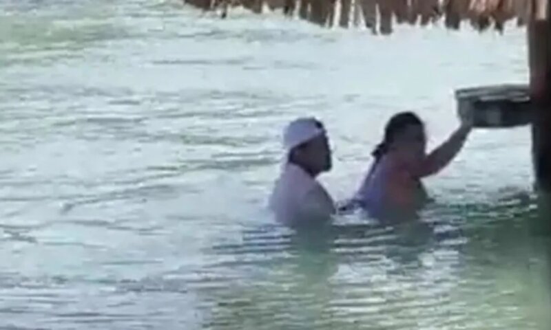 (VÍDEO) Casal faz sexo na frente de todo mundo em resort e é preso após filmagem chegar à polícia