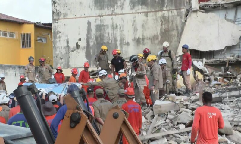 Homem é resgatado vivo após oito horas soterrado em escombros de desabamento de prédio em Olinda