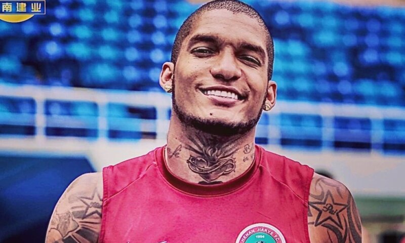 Jogador de futebol é preso em flagrante por suspeita de agredir companheira estrangeira no Recife