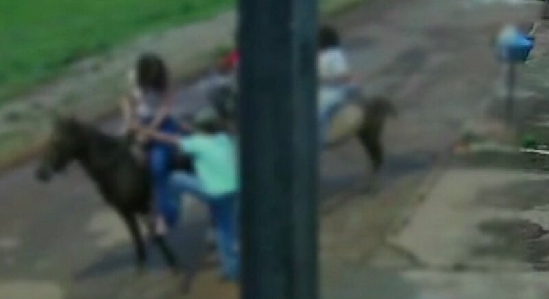 Jovem é preso e 3 menores são apreendidos por estupro coletivo de menina de 14 anos