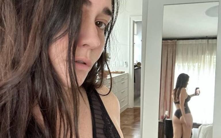 Aos 52 anos, Alessandra Negrini posa sensual no espelho e agita a web