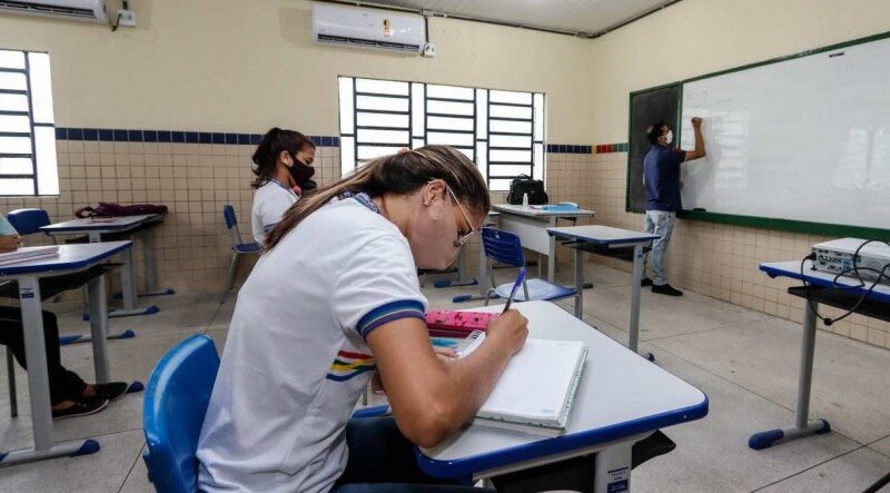 Professores podem ter salário bloqueado se não atualizarem cadastro em Pernambuco