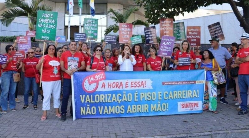 Professores de Pernambuco rejeitam proposta do governo Raquel Lyra e prometem mobilizações