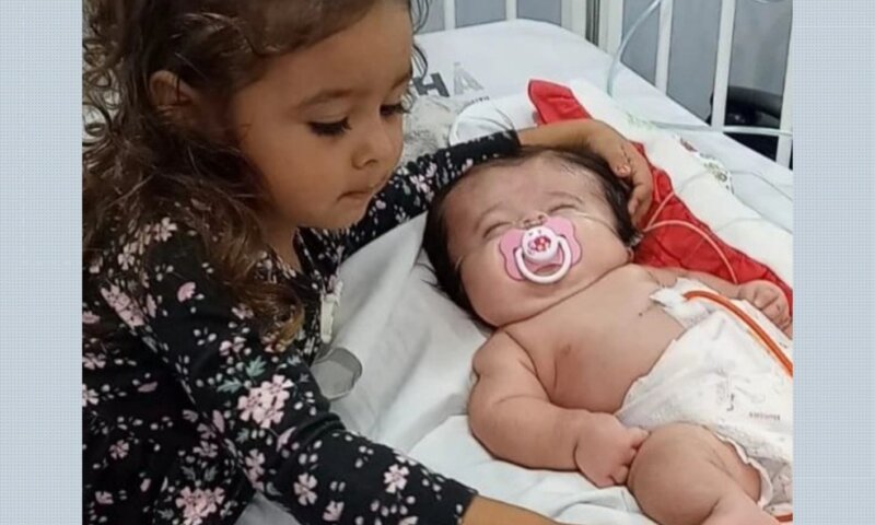 Bebê com ossos de vidro vai para casa após viver um ano em hospital