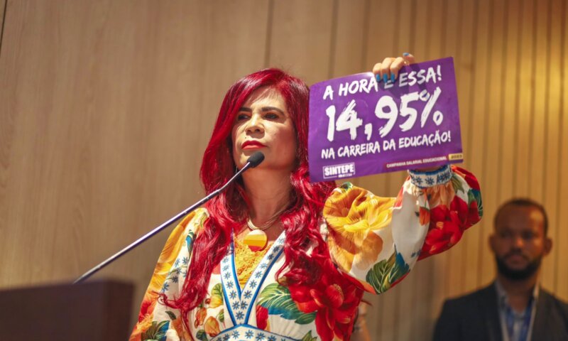 Gleide Ângelo cobra Raquel Lyra diálogo no debate do piso salarial dos professores
