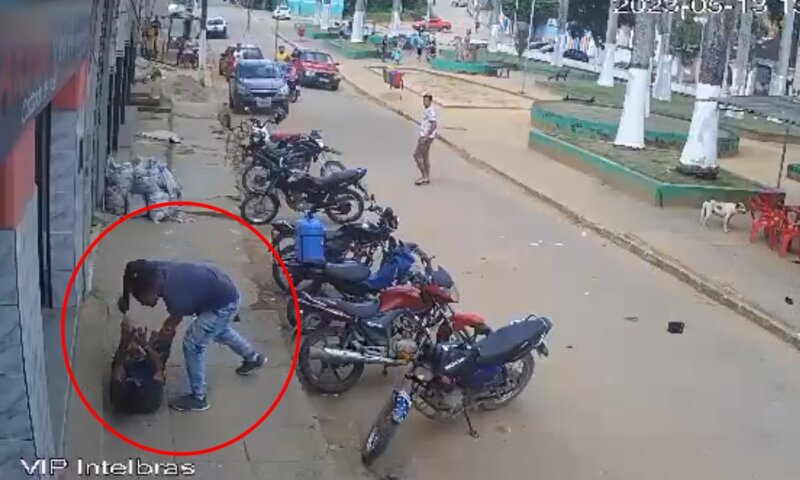 (VÍDEO) Câmera flagra morte de homem a facadas em bar, no centro de Joaquim Nabuco, PE