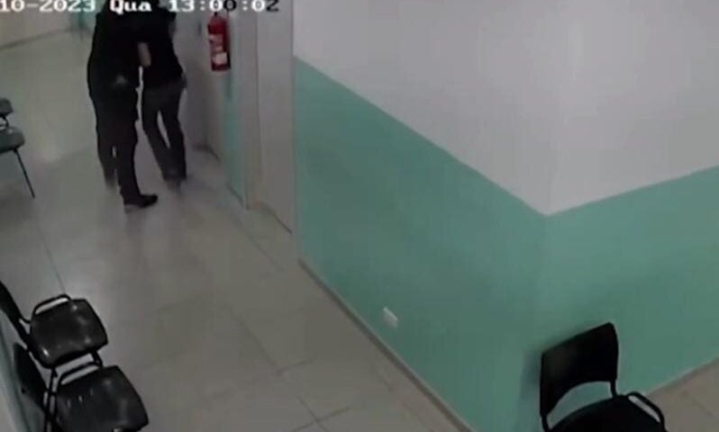 Médico é preso ao ser gravado assediando enfermeira em posto de saúde