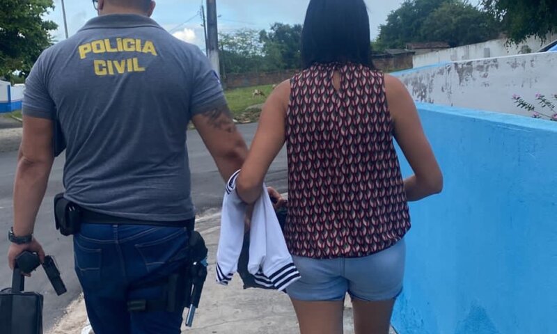 Mulher é presa após tentar matar bebê de um mês: criança é filho do marido dela com outra mulher